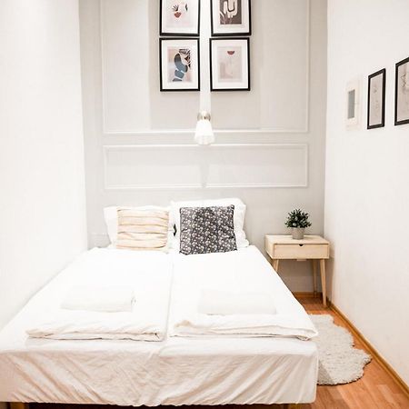 Stylish And Spacious ! Central Location Kazincy Netflix Budapest Ngoại thất bức ảnh