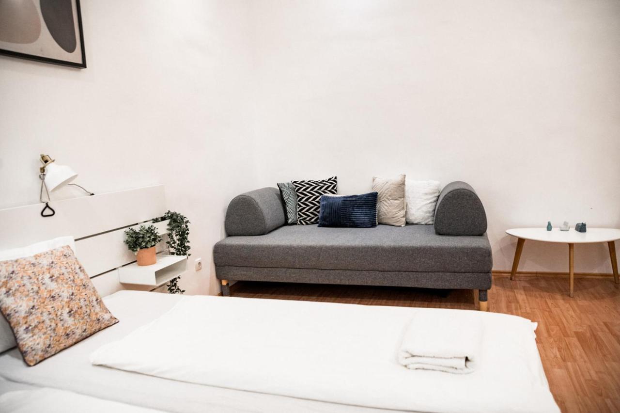 Stylish And Spacious ! Central Location Kazincy Netflix Budapest Ngoại thất bức ảnh