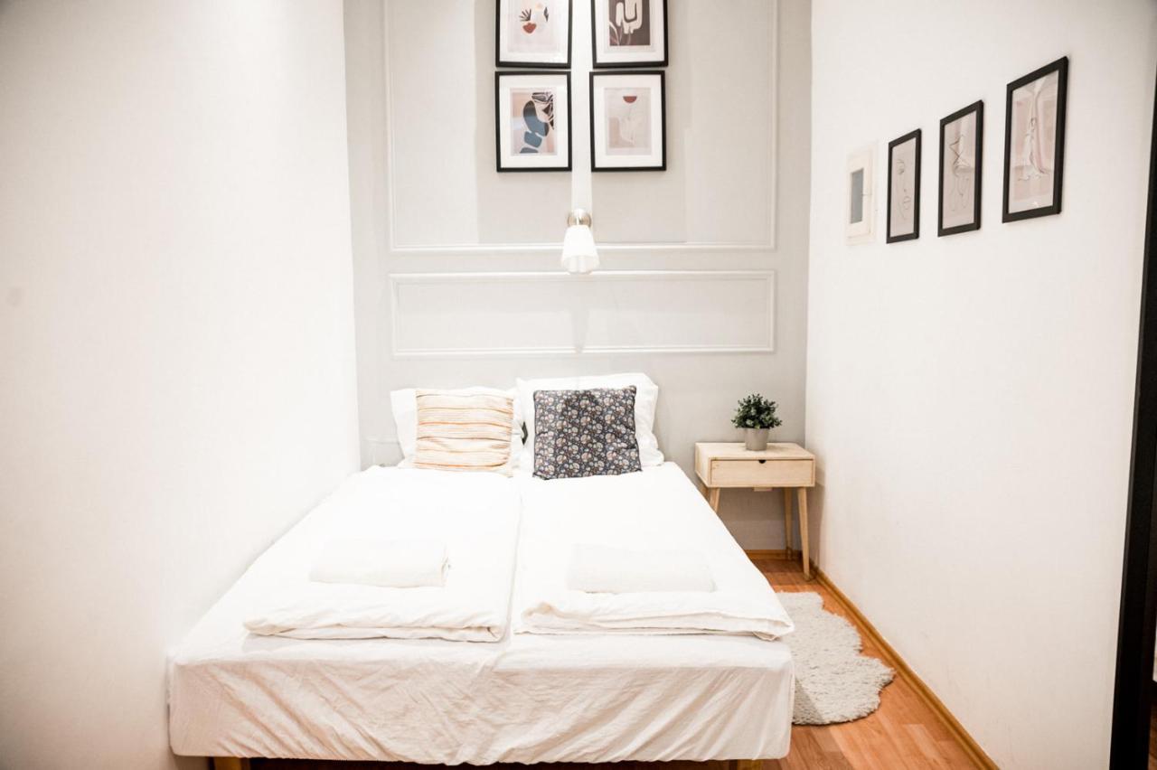 Stylish And Spacious ! Central Location Kazincy Netflix Budapest Ngoại thất bức ảnh