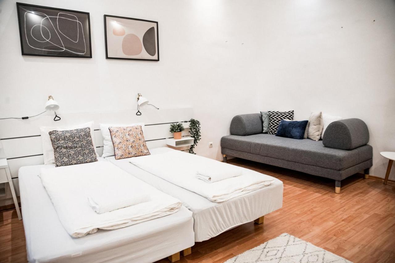 Stylish And Spacious ! Central Location Kazincy Netflix Budapest Ngoại thất bức ảnh