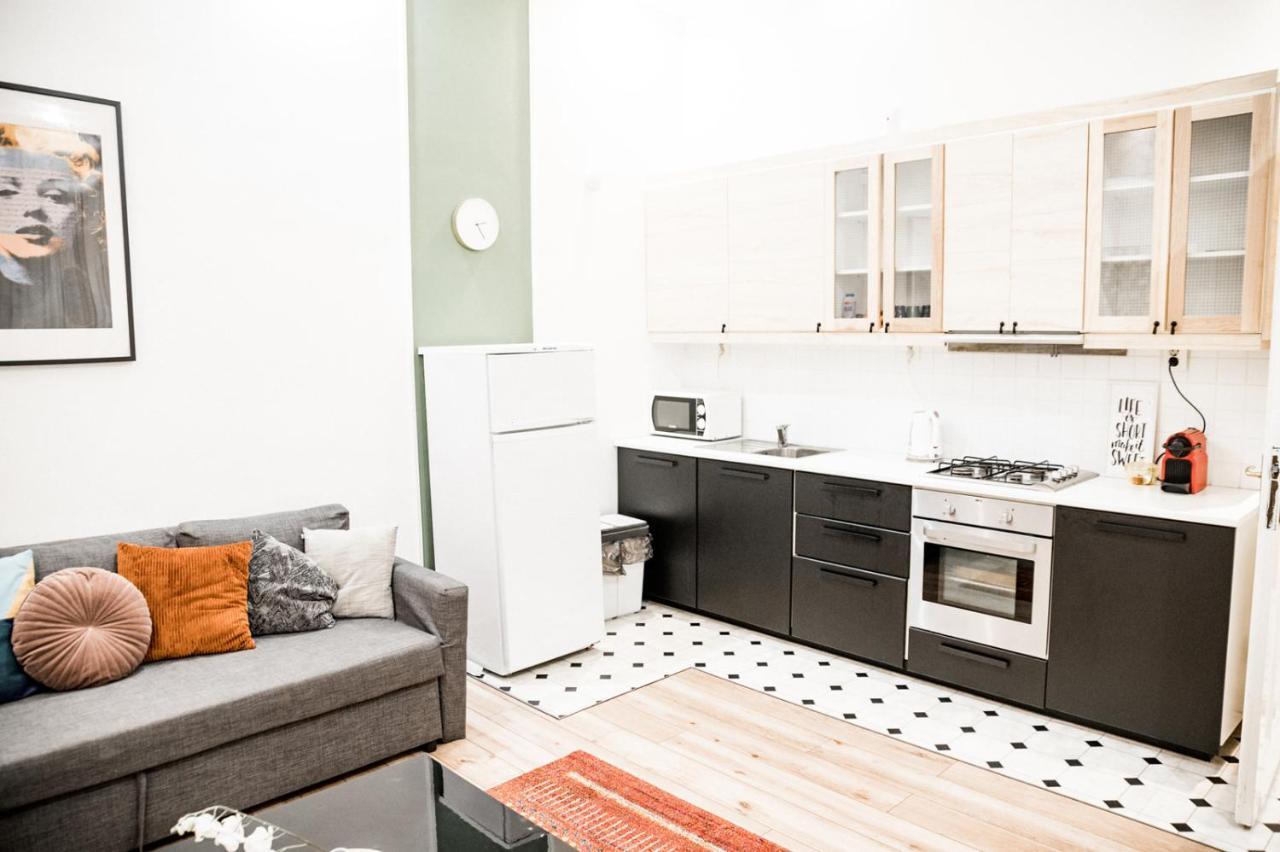 Stylish And Spacious ! Central Location Kazincy Netflix Budapest Ngoại thất bức ảnh