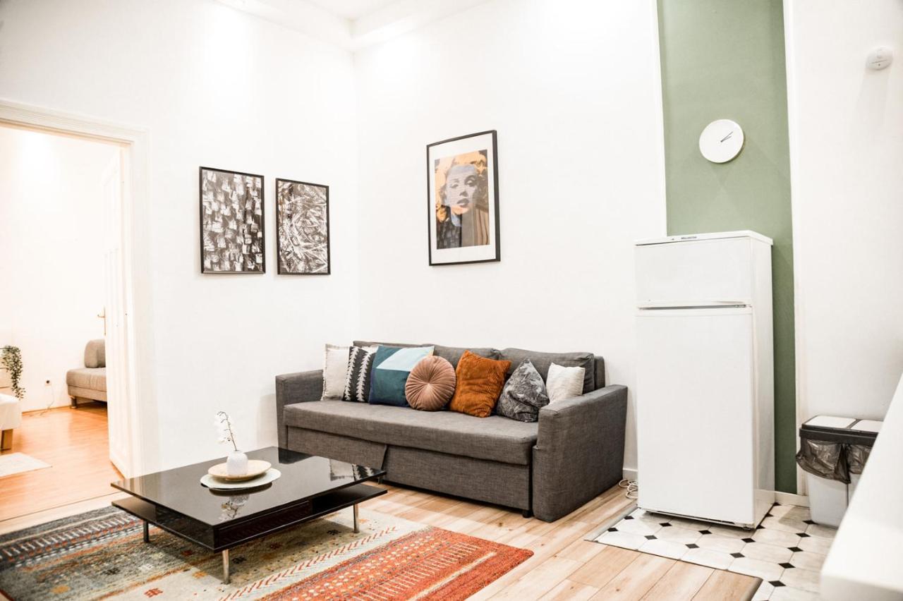 Stylish And Spacious ! Central Location Kazincy Netflix Budapest Ngoại thất bức ảnh