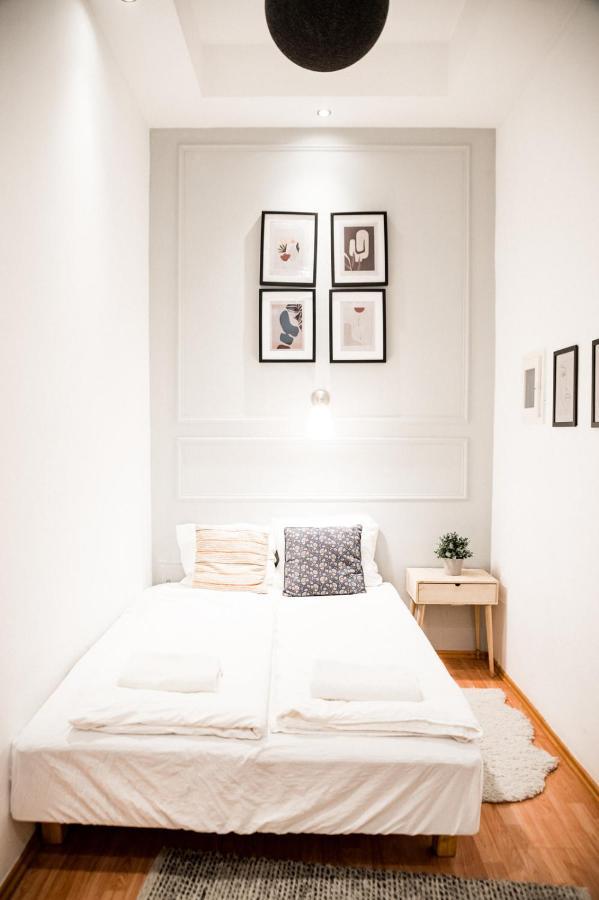 Stylish And Spacious ! Central Location Kazincy Netflix Budapest Ngoại thất bức ảnh