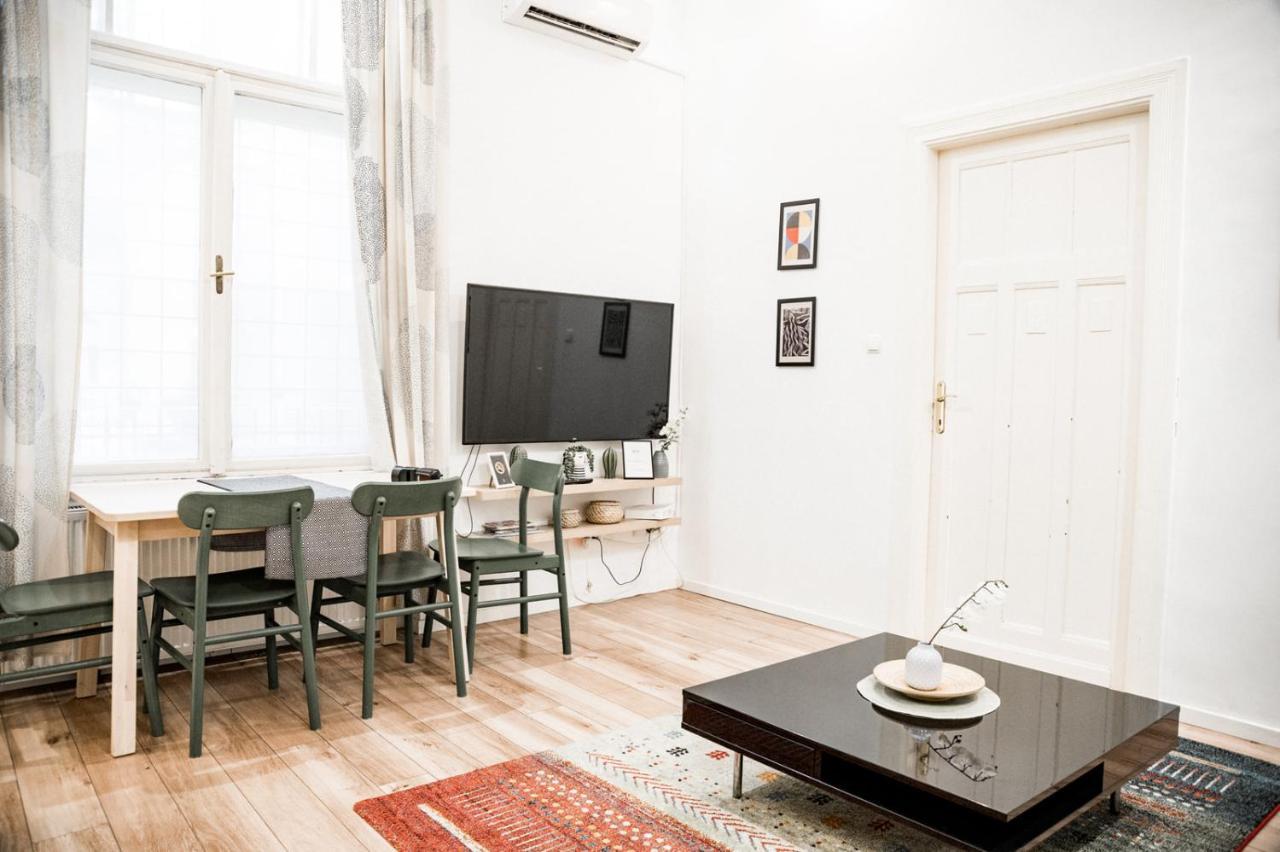Stylish And Spacious ! Central Location Kazincy Netflix Budapest Ngoại thất bức ảnh