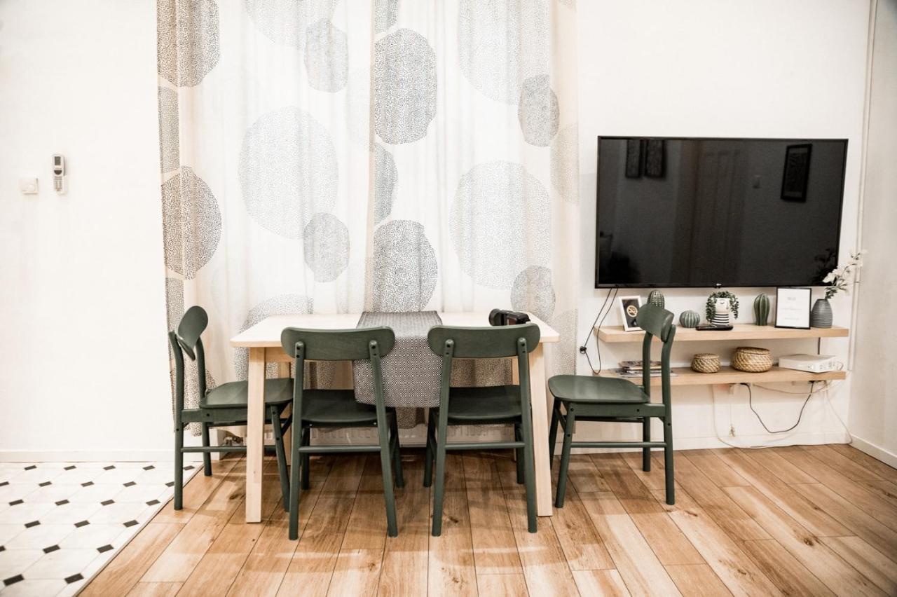 Stylish And Spacious ! Central Location Kazincy Netflix Budapest Ngoại thất bức ảnh