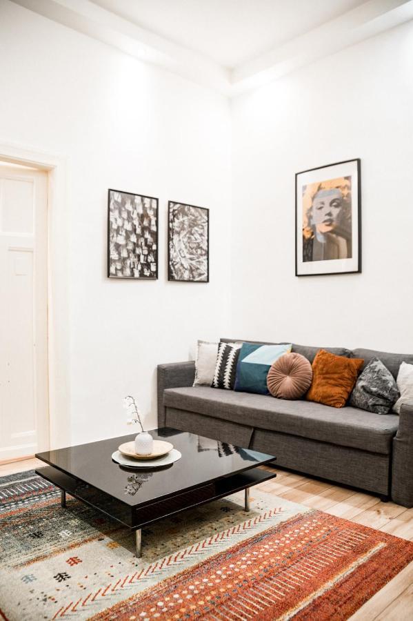 Stylish And Spacious ! Central Location Kazincy Netflix Budapest Ngoại thất bức ảnh