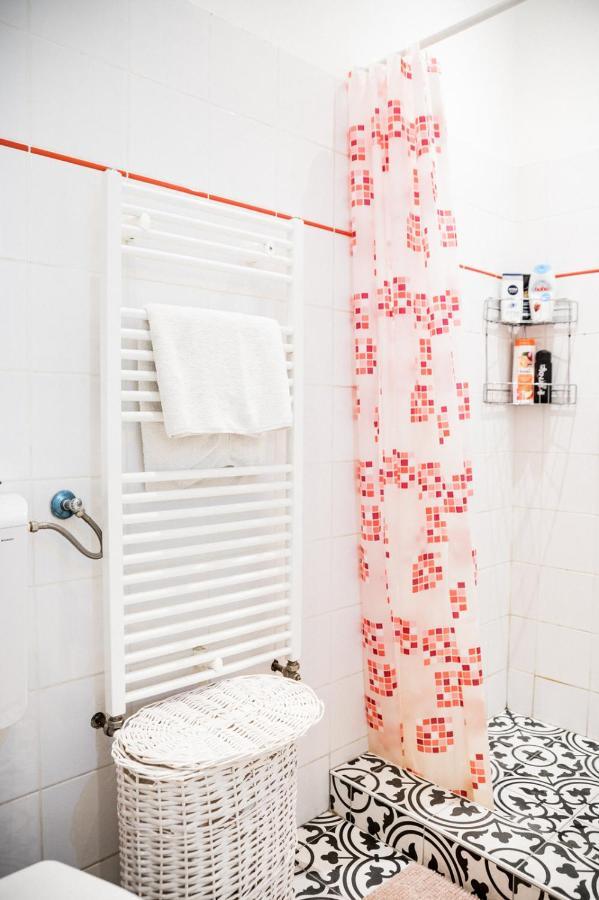 Stylish And Spacious ! Central Location Kazincy Netflix Budapest Ngoại thất bức ảnh